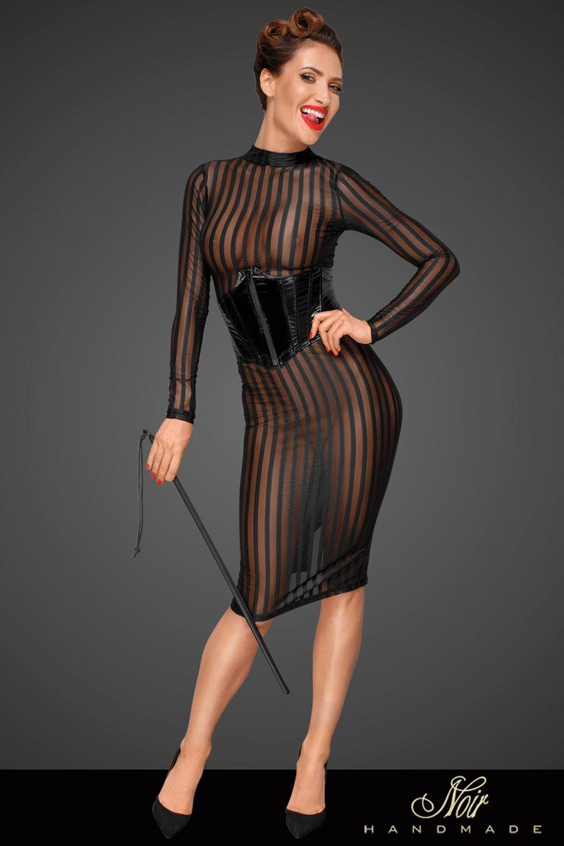 Abito aderente in tulle con righe verticali.